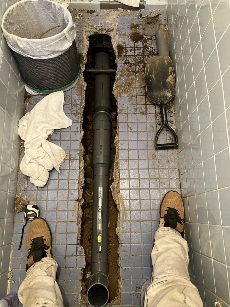 トイレの配管つまりを解消し、トイレ・床まで一新 施工中（配管処置）